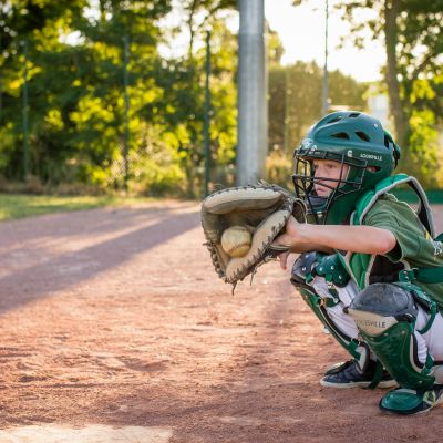 Jeune joueur baseball catch La Rochelle Boucaniers