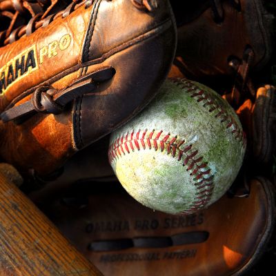 Gant et balle de baseball boucaniers