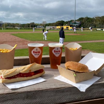 burger et hot dog pendant un match