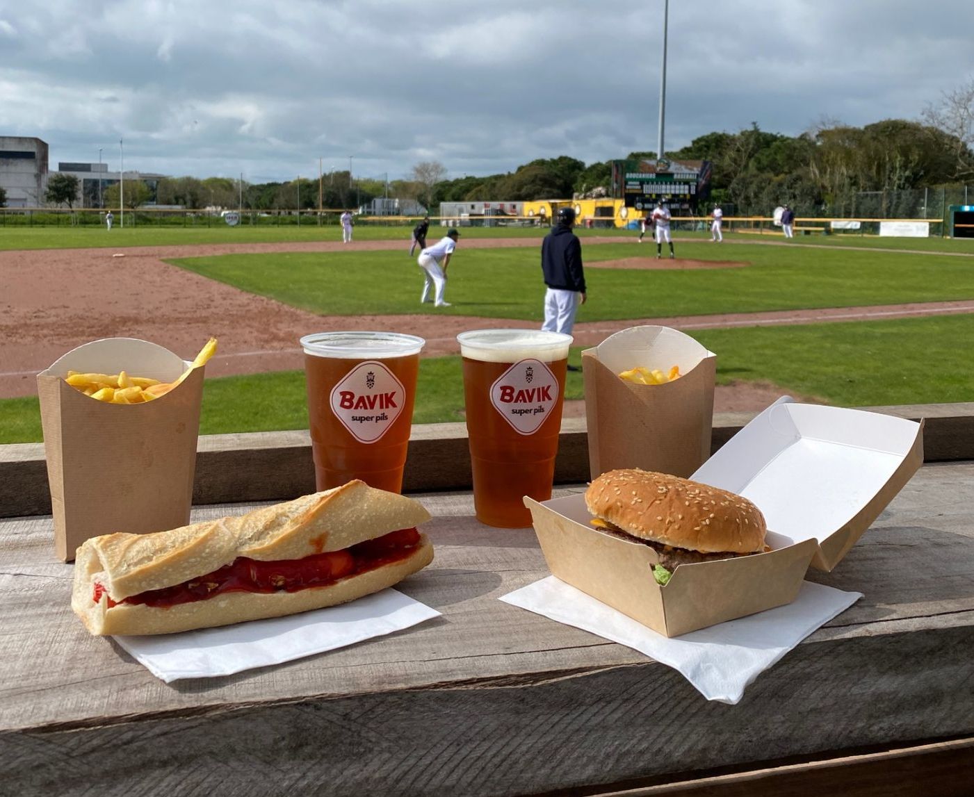burger et hot dog pendant un match