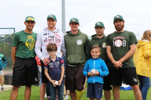 Joueurs Boucaniers et enfants du Centre
